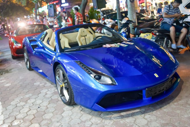 Cuối tuần vừa qua, siêu xe Ferrari 488 Spider đầu tiên tại Việt Nam đã bị bắt gặp xuất hiện cùng loạt  siêu xe hàng khủng khác trên một số tuyến phố tại Hà Nội. Như vậy, sau 6 tháng được đưa về nước thì siêu xe mui trần với bộ áo màu xanh dương đã được cho thông quan chính thức.